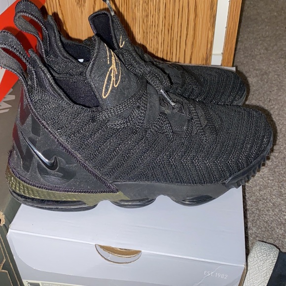 Lebron 16 - Picture 3 of 5